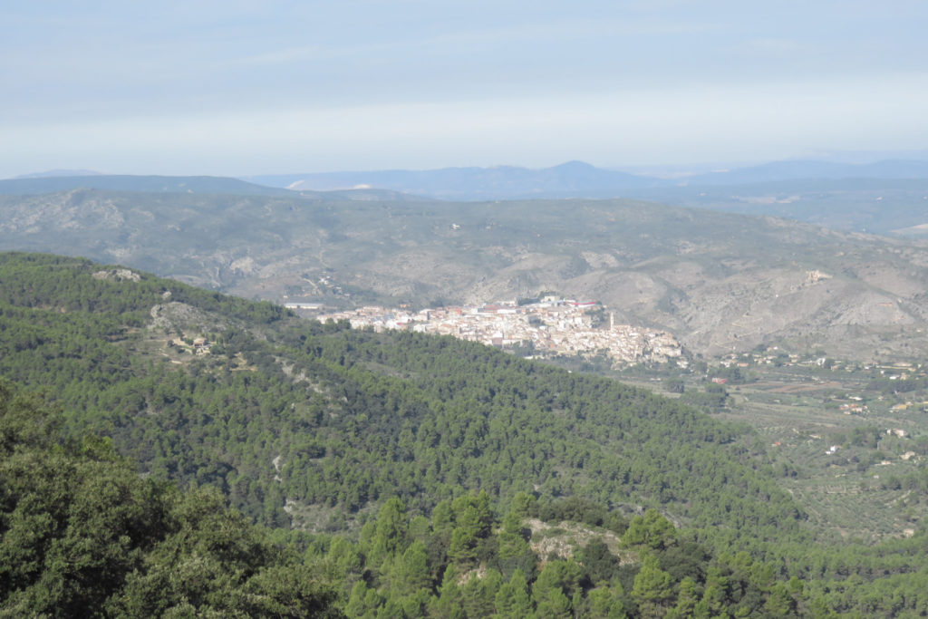 Bocairent entre Sierra Mariola delante y la Sierra de La Solana detrás